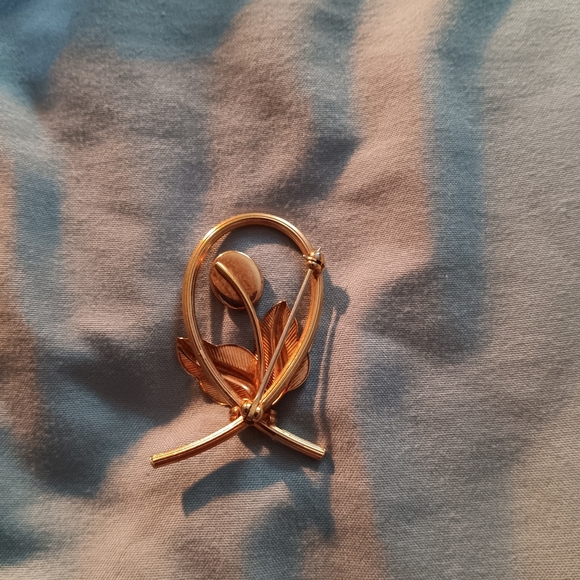 Vintage Brass Pin with Serpentine Stone - Picture 2 of 3